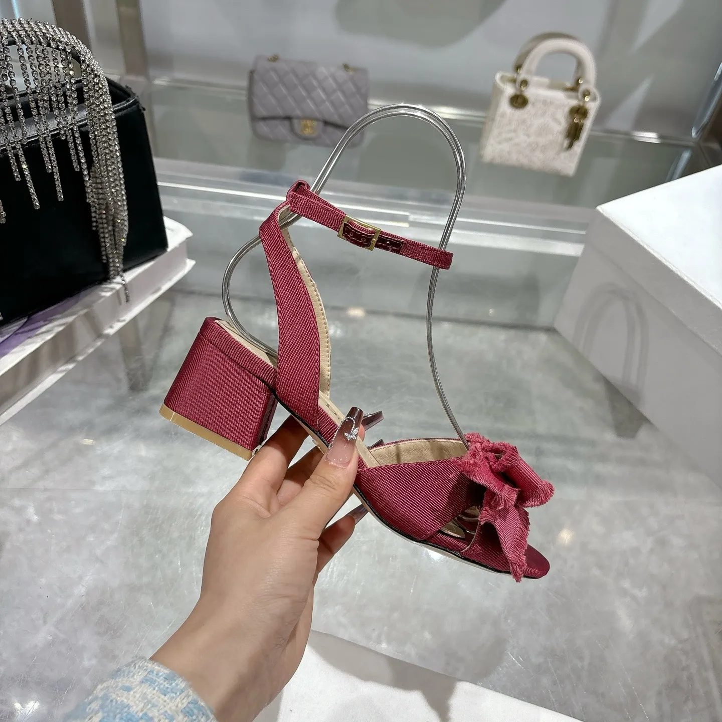👟👟Ex-factory price 520👟👟 🎆Fringed webbing women's shoes Dior Dior 2024 spring and summer catwalk new Adiorble women's shoes CD star's same fashion tassel bow square head pearl letter logo hardware buckle high-heeled hollow sandals The top high-end version on the market Upper: original customized tassel grosgrain Lining: sheepskin lining foot pad Outsole: Italian leather outsole Heel height: 8.5cm Size: 34-41 (34.40.41. Customization is non-refundable)